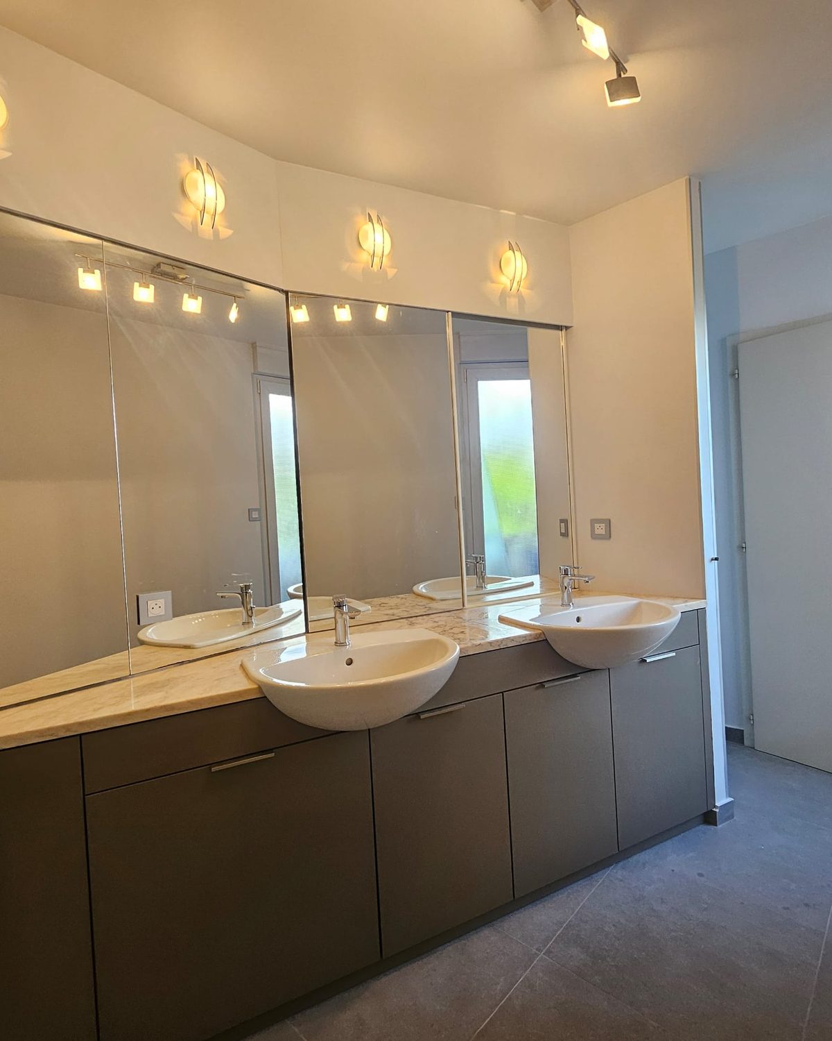 Salle de bain rénovée par GF Rénovation : double vasque et grand miroir